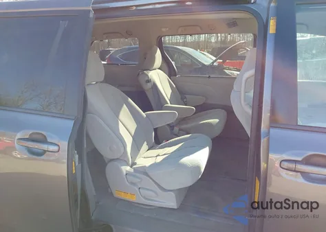 2013 Toyota Sienna Le V6 8 Passenger z USA, uszkodzony, nr VIN 5TDKK3DC7DS324882